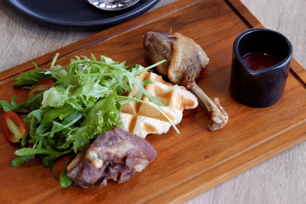 เป็ดกงฟี ราสเบอร์รี่ซอส กับวาฟเฟิล 320.-