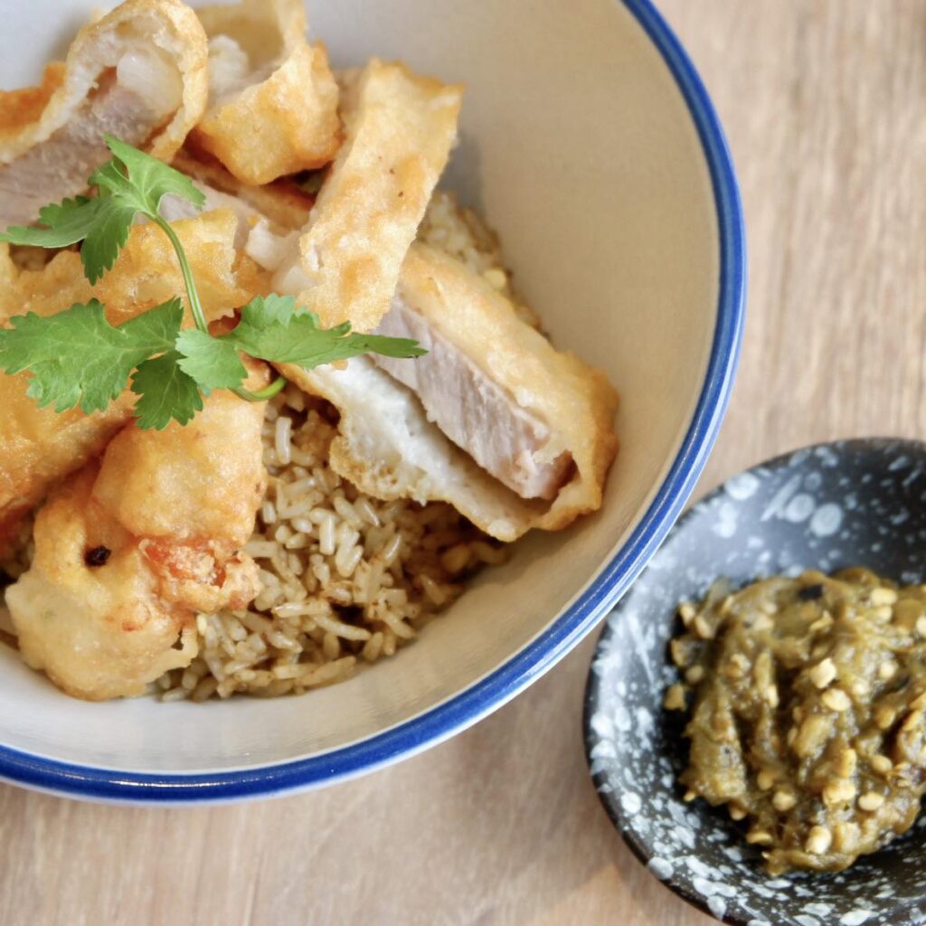 ข้าวผัด น้ำพริกหนุ่ม หมูทอด 290.-